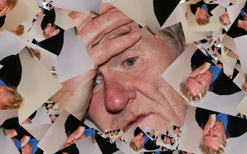 Demenz und ich – In der Mitte ein alter Mann, der sich mit der Hand den Kopf hält. Darum herum Bilder von ihm, die ihn verzweifelt und deprimiert zeigen. (c) Pixabay.com