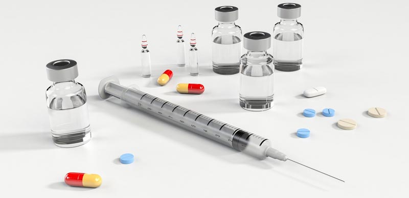 Ampullen mit Insulin, Tabletten und eine Spritze. (c) Pixabay.com