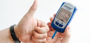 Diabetes im fortgeschrittenen Alter – darauf ist besonders zu achten Ein Mann hält ein Blutzuckermessgerät in der einen Hand und zeigt mit der anderen "Daumen hoch". (c) Pixabay.com