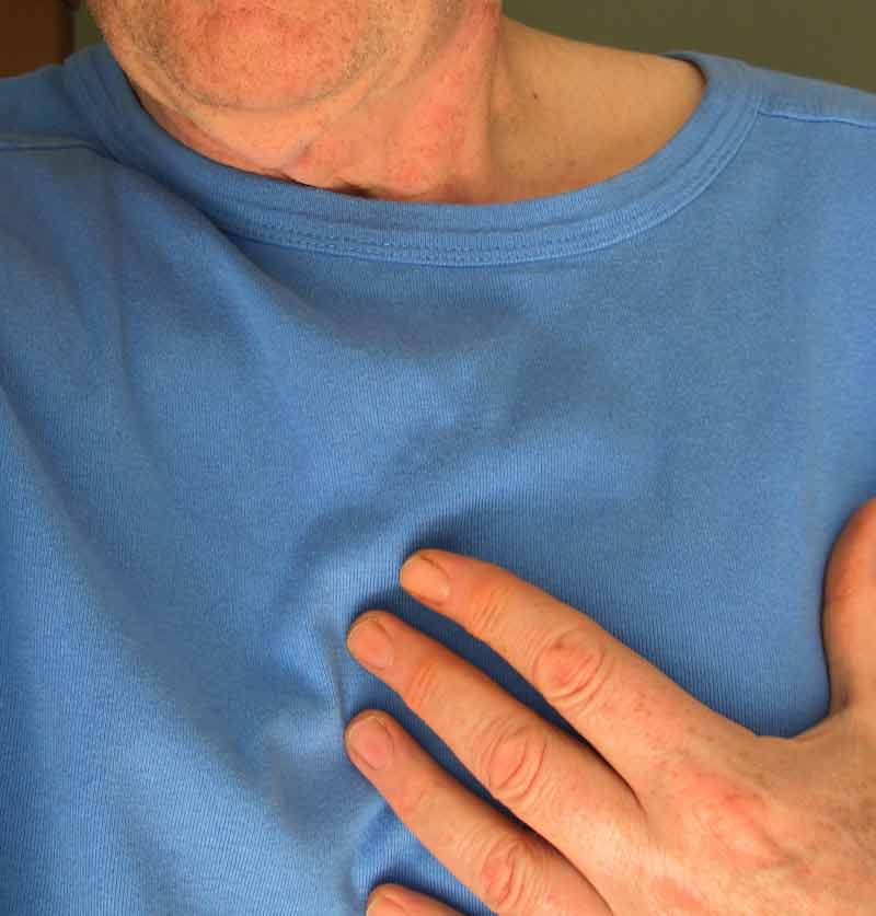 Diabetes – die Gefahr liegt in der Zukunft, Stichwort Spätfolgen 2 Ein Mann, der sich mit der linken Hand auf seine Brust greift. (c) Pixabay.com
