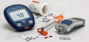 Diabetes – die Gefahr liegt in der Zukunft, Stichwort Spätfolgen Blutzuckermessgerät, Medikamente, Spritze. (c) Pixabay.com