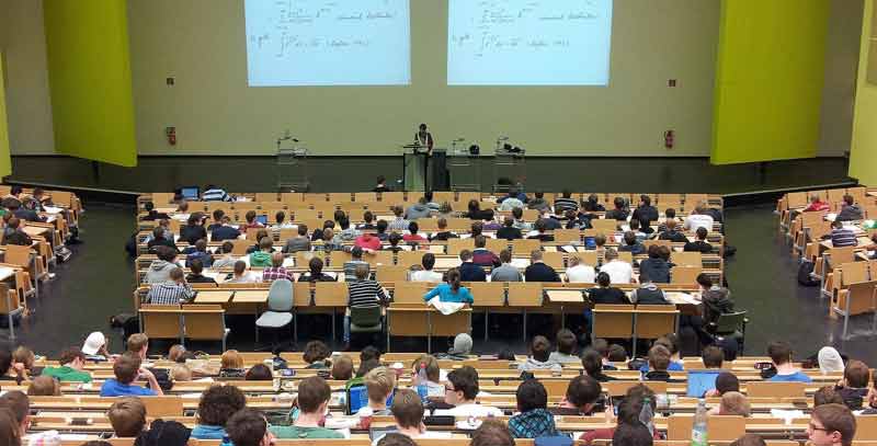 Hörsaal einer Universität, Stichwort Erwachsenenbildung. (c) Pixabay.com