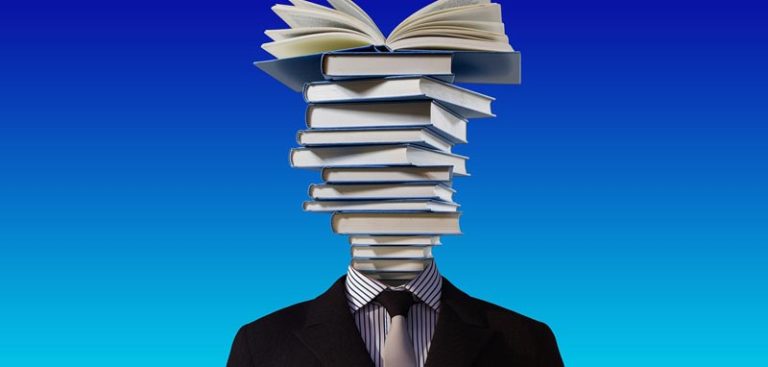 Ein Mann mit einem Stapel Bücher an Stelle seines Kopfes. (c) Pixabay.com