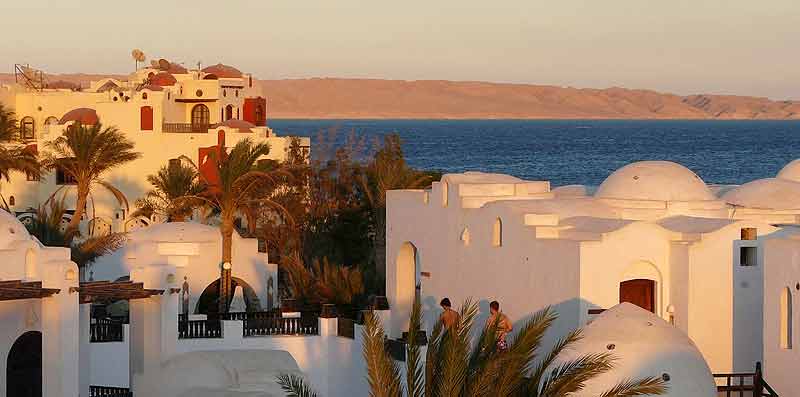 Urlaub in Hurghada: Häuser, dahinter das Meer. (c) Pixabay.com