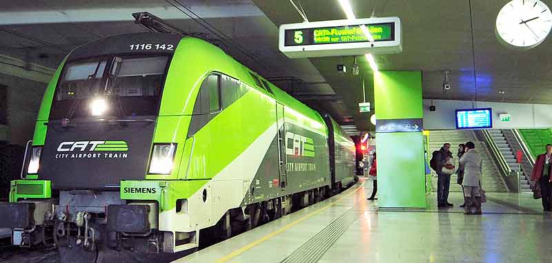 Ein City Airport Train in einer Station. (c) City Airport Train