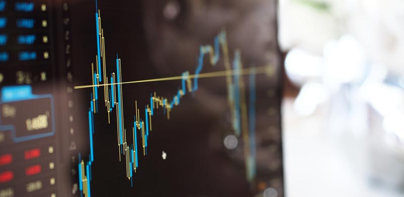 Fondssparen: Nicht immer wo Sparen draufsteht ist Sparen drinnen 2 Stichwort Fondssparen: Ein Screen mit einer Finanzapplikation, die Kursentwicklungen zeigt. (c) Pixabay.com