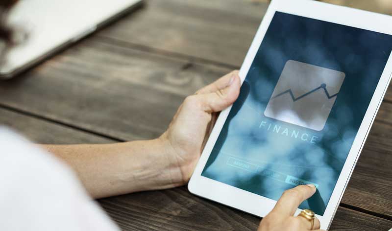 Fondssparen: Nicht immer wo Sparen draufsteht ist Sparen drinnen 1 Eine Frau, die auf einem Tablet auf einen Screen mit "Finance" tippt. (c) Pixabay.com
