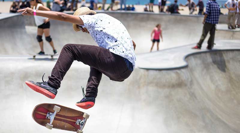 Ein Jugendlicher bei einem Sprung in einem Skater-Park. (c) Pixabay.com