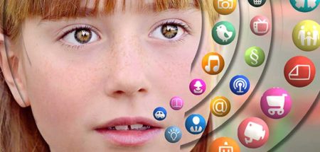 Das Gesicht eines Mädchens, um sie herum Social Media Symbole. (c) Pixabay.com