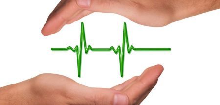 Zwei Hände, die sinnbildlich eine Herzschlaglinie behüten, indem sie diese oben und unten schützen. (c) Pixabay.com