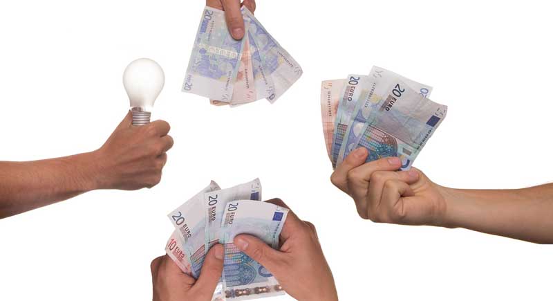 Hände von vier Personen zueinander gerichtet. Drei davon halten Geldscheine, die vierte eine Glühbirne. (c) Pixabay.com