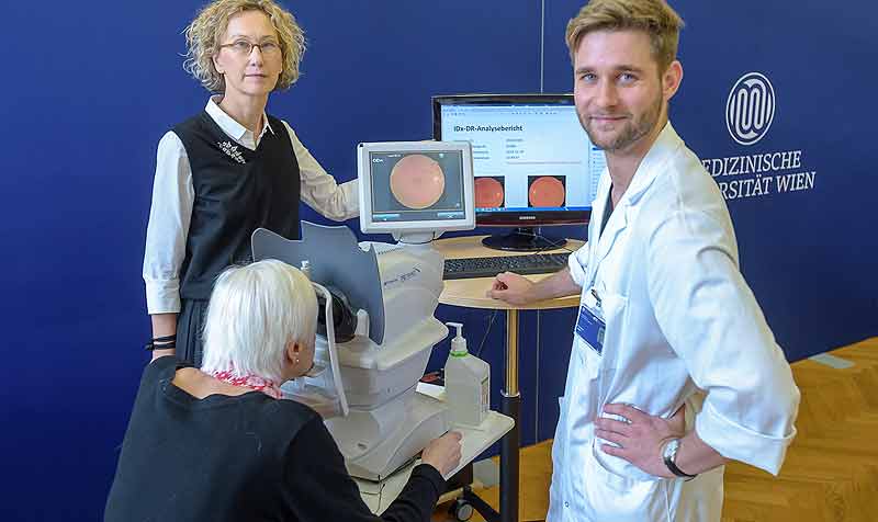 Netzhautuntersuchung bei Diabetes: Der Roboter stellt die Diagnose 2 Klinikleiterin Ursula Schmidt-Erfurth und Konstantin Lupyr von der Universitätsklinik für Augenheilkunde und Optometrie der MedUni Wien und des AKH Wien mit einer Patientin. (c) MedUni Wien/ Marko Kovic