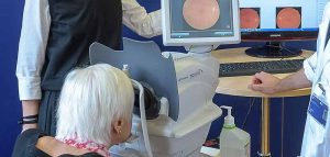 Netzhautuntersuchung bei Diabetes: Der Roboter stellt die Diagnose Eine Patientin bei einer Netzhautuntersuchung. (c) MedUni Wien/ Marko Kovic