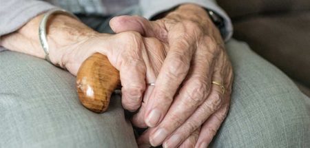 Die Hände einer alten Frau, die einen Gehstock hält. (c) Pixabay.com