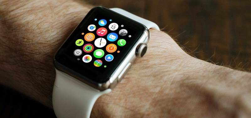 Quo vadis, Internet? Nutzer geben Prognosen für das Jahr 2069 ab 1 Eine Smartwatch am Handgelenk eines Mannes als Symbol dafür dass wir ständig online und im Internet sind. (c) Pixabay.com