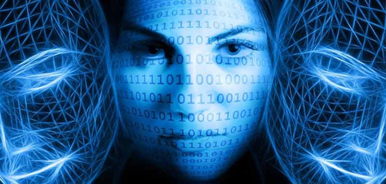Das Gesicht einer Frau mit binären Zahlencodes, links und rechts davon digitale Modelle ihres Kopfes. (c) Pixabay.com
