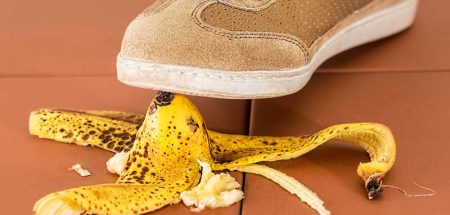 Ein Fuß, der auf eine am Boden liegende Bananenschale steigt. (c) Pixabay.com