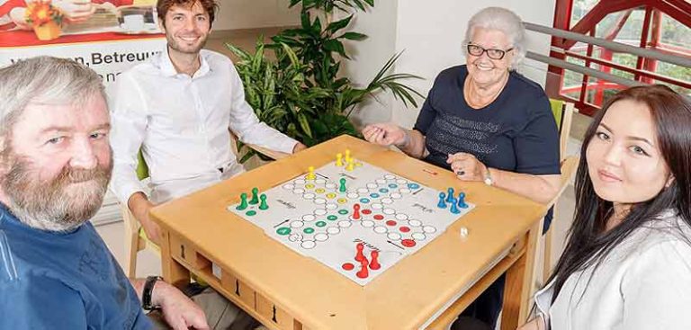Zwei Studenten mit zwei Pensionisten an einem Tisch beim Mensch ärgere dich nicht Spielen. (c) KWP/ Elia Zilberberg