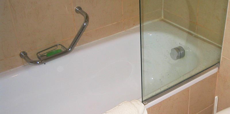Eine Badewanne mit Haltegriff. (c) Pixabay.com