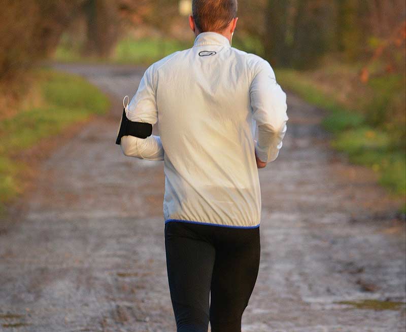 Ein Jogger von hinten auf einem Feldweg. (c) Pixabay.com