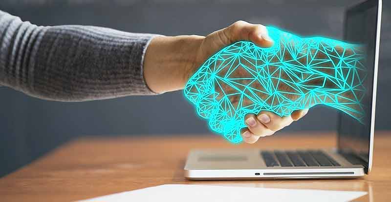 Was ist die beste Medizin? Die Antwort ist ganz einfach: Bewegung 2 Handshake einer menschlichen Hand und einer künstlichen, die aus einem Laptop-Bildschirm ragt, Stichwort Tele-Medizin. (c) Pixabay.com