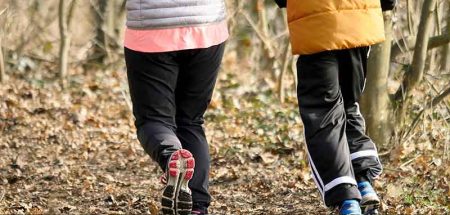 Zwei Jogger auf einem Waldweg von hinten. (c) Pixabay.com