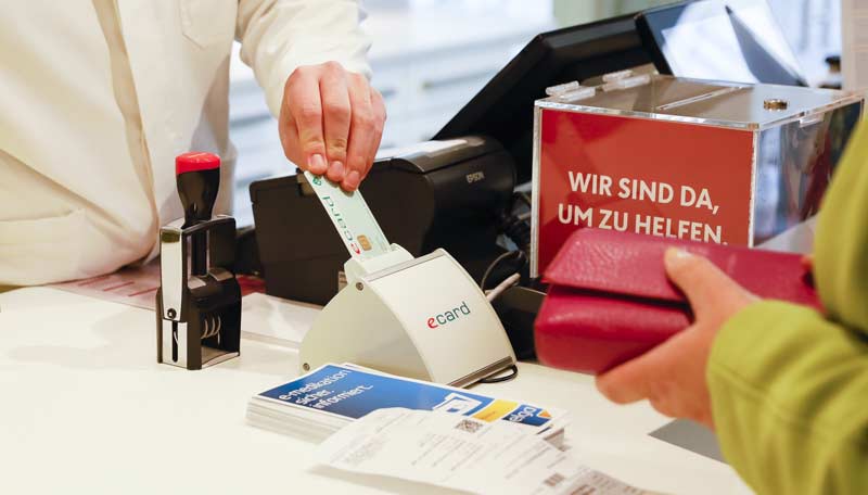 Die Hand eines Apothekers, der eine e-Card in das Lesegerät steckt. (c) Hauptverband der österr. Sozialversicherungsträger/ APA-Fotoservice/ Reither