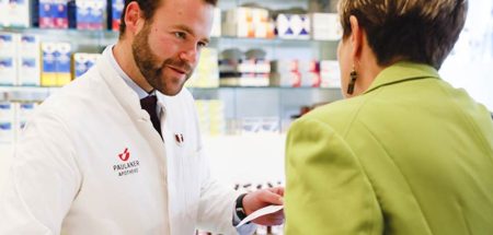 Alle Medikamente auf einen Blick: e-Medikation ab jetzt in ganz Ö Ein Apotheker im Gespräch mit einer Kundin. (c) Hauptverband der österr. Sozialversicherungsträger/ APA-Fotoservice/ Reither