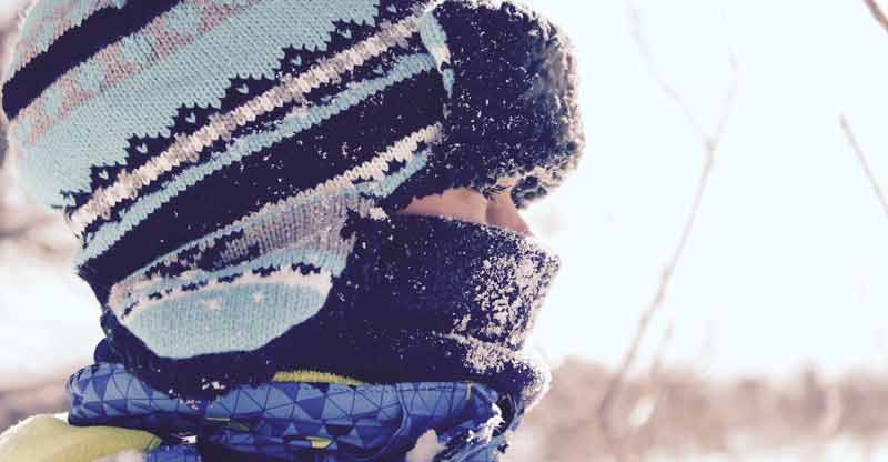Ein Mädchen dick eingemummt mit Haube und Schal im Freien. Doch gegen eine Erkältung schützt auch eine richtige Ernährung. (c) Pixabay.com