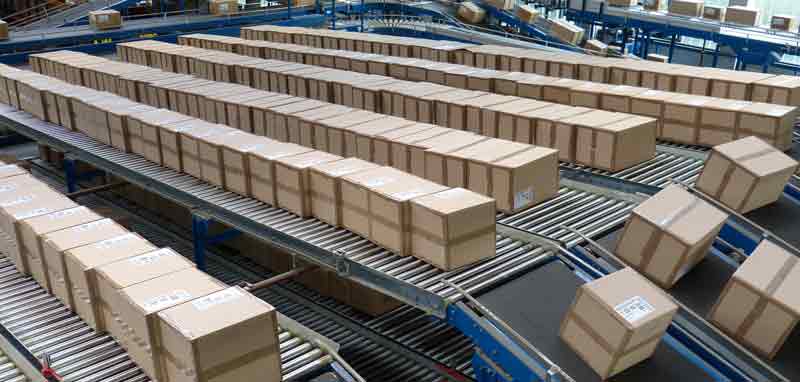 Probleme bei Paketzustellung – Was KonsumentInnen tun können 1 Pakete auf Förderbändern in einem Logistikzentrum. (c) Pixabay.com