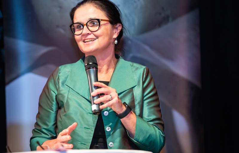 Sozialministerin Dr.in Brigitte Zarfl bei einer kurzen Rede bei der TELEIOS 2019 Preisverleihung. (c) Lebenswelt Heim/ APA-Fotoservice/ Juhasz