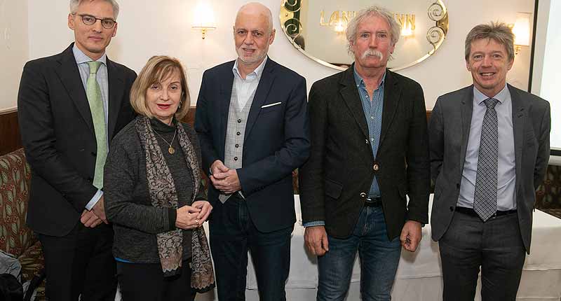 OA Dr. Lukas Fiedler, Prim. Univ. Prof. Dr. Andrea Podczeck-Schweighofer, Patientenanwalt Dr. Gerald Bachinger, Ferdinand Hirscher, OA Prof. Dr. Helmut Pürerfellner.  (c) Johnson & Johnson/ Jürg Christandl