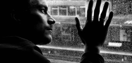 Ein Mann, der traurig beim Fenster rausschaut. (c) Pixabay.com