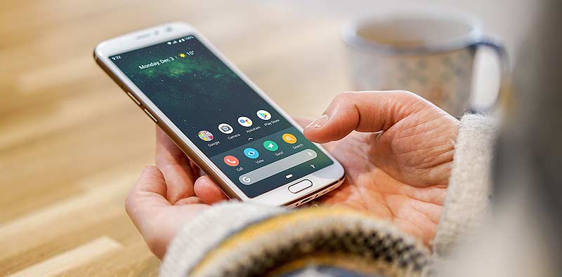 Unbeschwert ins hohe Alter – Smartphones und Services für Senioren 1 Die Hände einer Frau, die ein Smartphone hält, Stichwort Smartphones. (c) Doro
