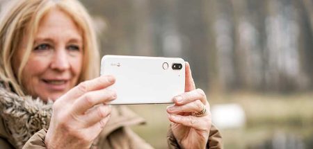 Unbeschwert ins hohe Alter – Smartphones und Services für Senioren Unbeschwert ins hohe Alter – Smartphones und Services für Senioren 1 Unbeschwert ins hohe Alter – Smartphones und Services für Senioren