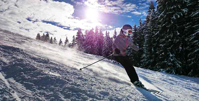 Stau- und stressfrei mit dem Zug in den Winterurlaub – so klappt`s 1 Ein Schifahrer auf einer Piste, Stichwort Winterurlaub. (c) Pixabay.com