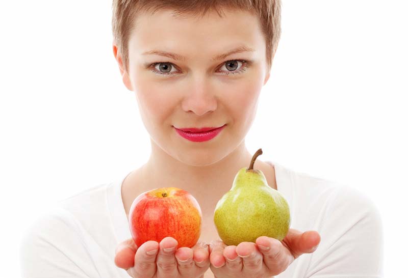 Eine Frau, die einen Apfel und eine Birne vor sich hält. (c) Pixabay.com