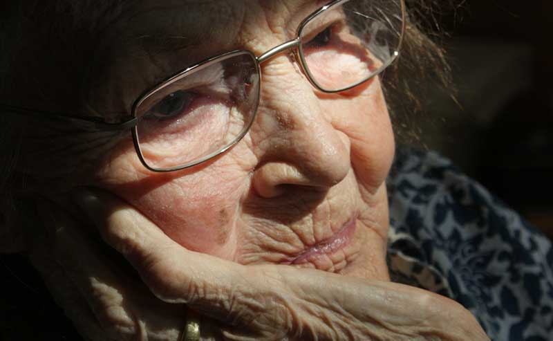 Das Gesicht einer alten Frau mit Brille. (c) Pixabay.com