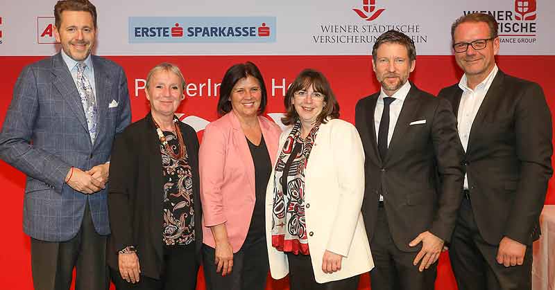 PflegerIn mit Herz 2019 – Gruppenbild der Sponsoren. (c) Verein PflegerIn mit Herz/ Richard Tanzer