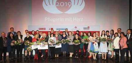 Im Zeichen der Pflege – das sind Österreichs „PflegerInnen mit Herz“ PflegerIn mit Herz 2019 – Gruppenbild mit allen Gewinner*innen und Sponsoren. (c) Verein PflegerIn mit Herz/ Richard Tanzer