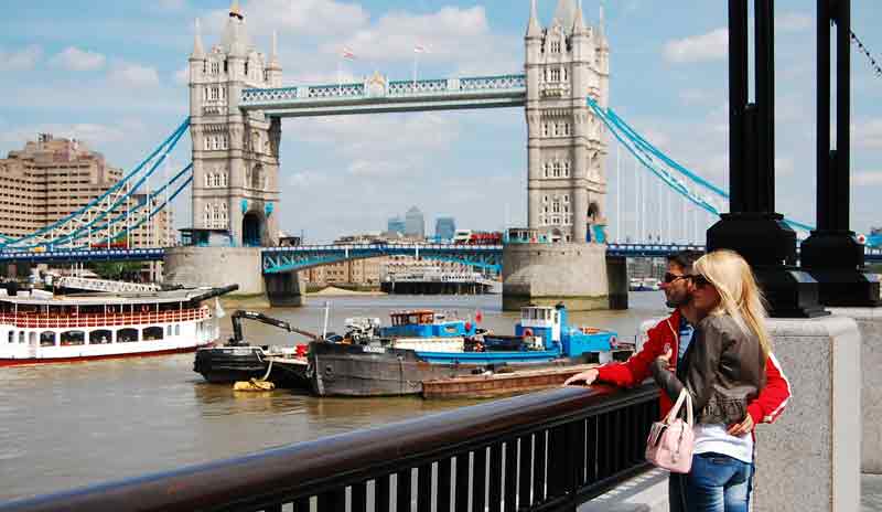 Ein Paar neben der Tower Bridge in London. (c) Pixabay.com