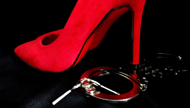 Ein roter Stöckelschuh und Handschellen, Stichwort Sex. (c) Pixabay.com