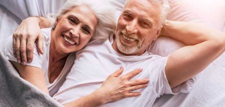 Generation 50plus ist beim Sex experimentierfreudiger als je zuvor Ein älteres Paar im Bett liegend. (c) Pixabay.com