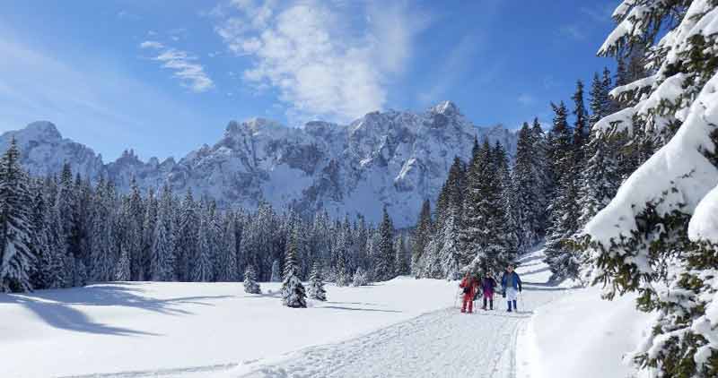 Eine Gruppe von Schneeschuh-Wanderern im tief verschneiten Hochpustertal, Stichwort Wandern. (c) Wanderhotels.com