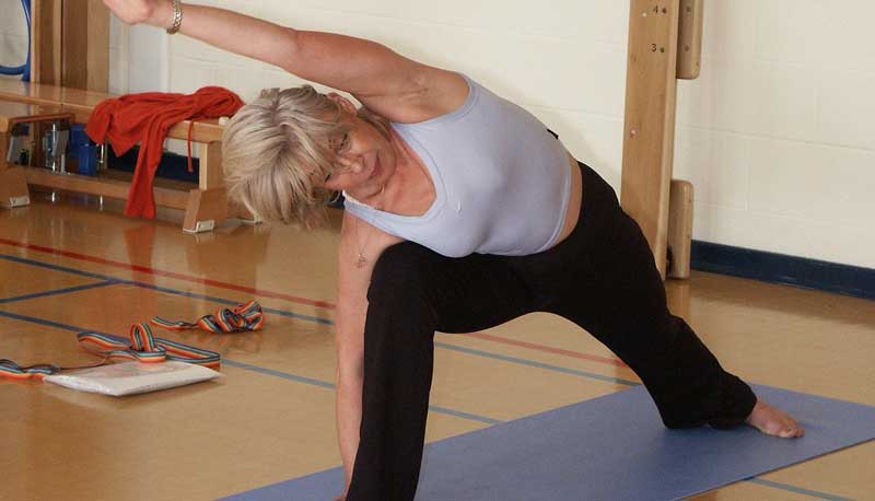 Eine ältere Frau bei einer Yoga-Übung. (c) Pixabay.com