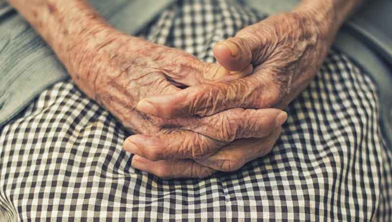 Die verschränkten Hände einer alten Frau, Stichwort Arthrose. (c) Pixabay.com