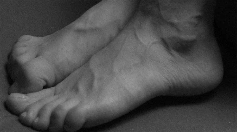 Die Füße eines Mannes. (c) Pixabay.com