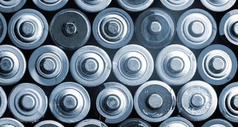 Batterien richtig entsorgen – nicht zuletzt unserer Umwelt zuliebe 1 Gestapelte alte Batterien von vorne. (c) UFH