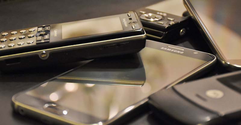 Batterien richtig entsorgen – nicht zuletzt unserer Umwelt zuliebe 2 Alte Smartphones. (c) Pixabay.com