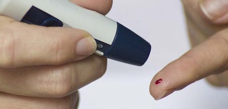 Diabetes hat viele Gesichter – häufigste Diabetesformen im Überblick Ein Tropfen Blut auf dem Zeigefinder einer Person, die in der anderen Hand ein Blutzuckermessgerät hält. (c) Pixabay.com